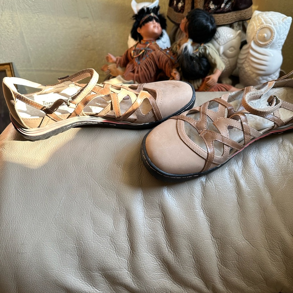 Jambi new shoes with memory form size 11 never worn